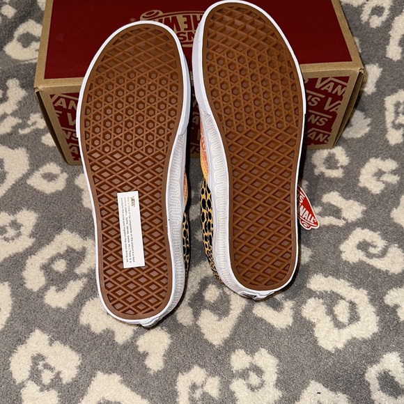 Vans Classic Slip-on Sneakers in Jaguar 🐆 and True White New 😍🐆☀️ - Picture 13 of 17